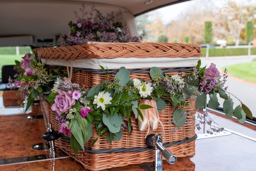 Flätad kista med blommor och grönt i ett fordonsutrymme